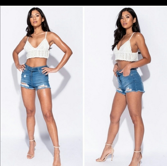 B-22 LOW PRICE ALERT ❗️PARISIAN Crochet crop top with plunge neck - Picture 1 of 3